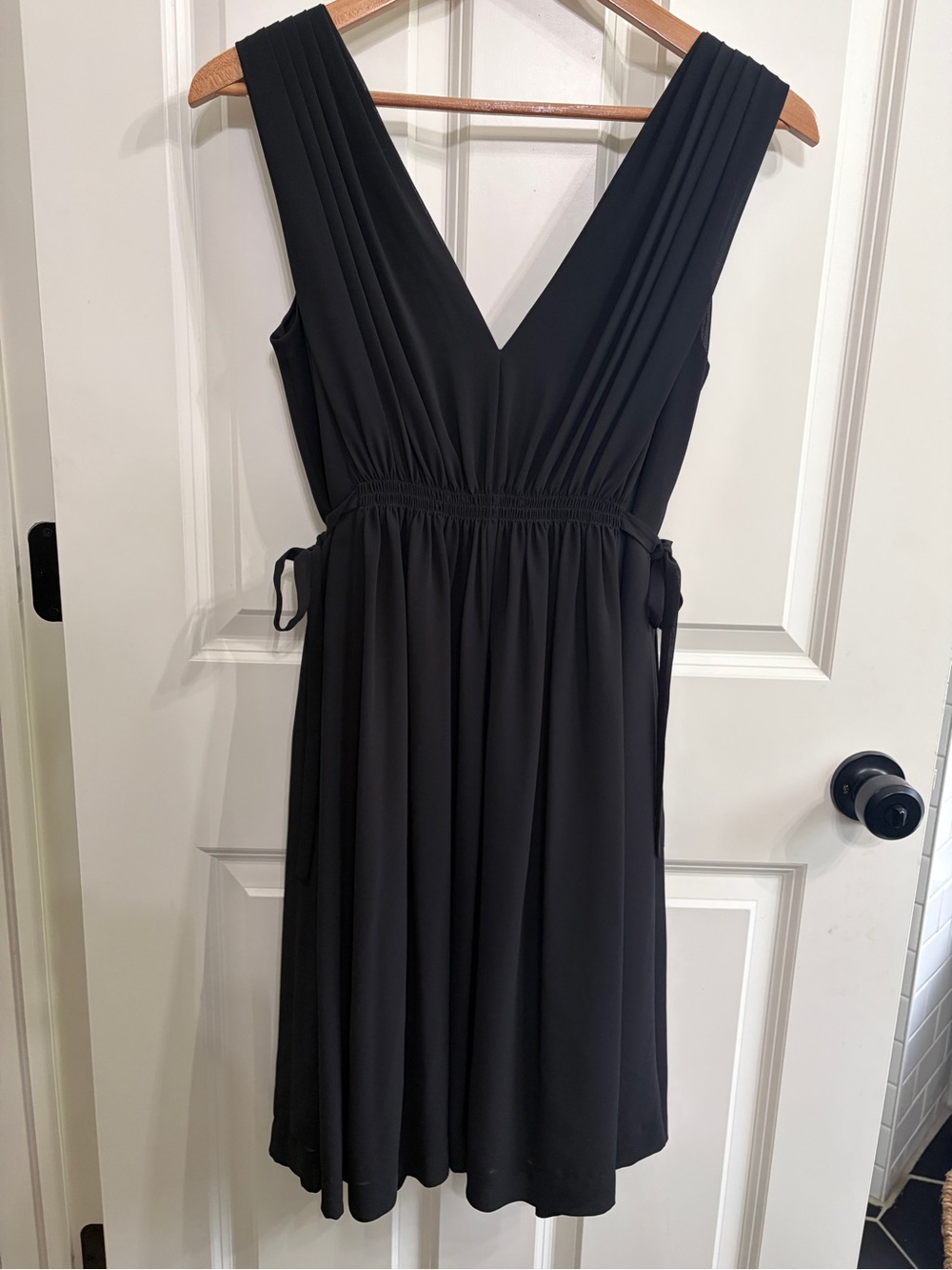 HD in Paris Black V-Neck Sleeveless  Dress size 4 Adjustable waist w side ties - Picture 7 of 11
